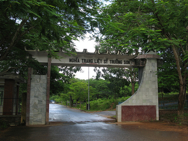cổng vào nghĩa trang trường sơn